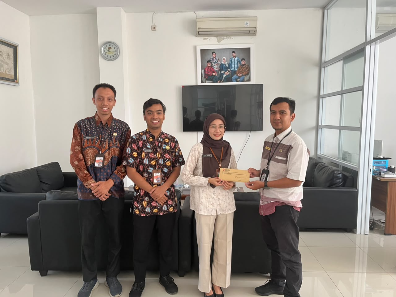 Penyerahan Surat Himbauan Penyusunan Daftar Pemilih Berkelanjutan Triwulan IV Tahun 2026 oleh perwakilan Bawaslu Kabupaten Semarang, Widya Astuti yang diterima langsung oleh Perwakilan KPU Kabupaten Semarang, Achmad Maulidini