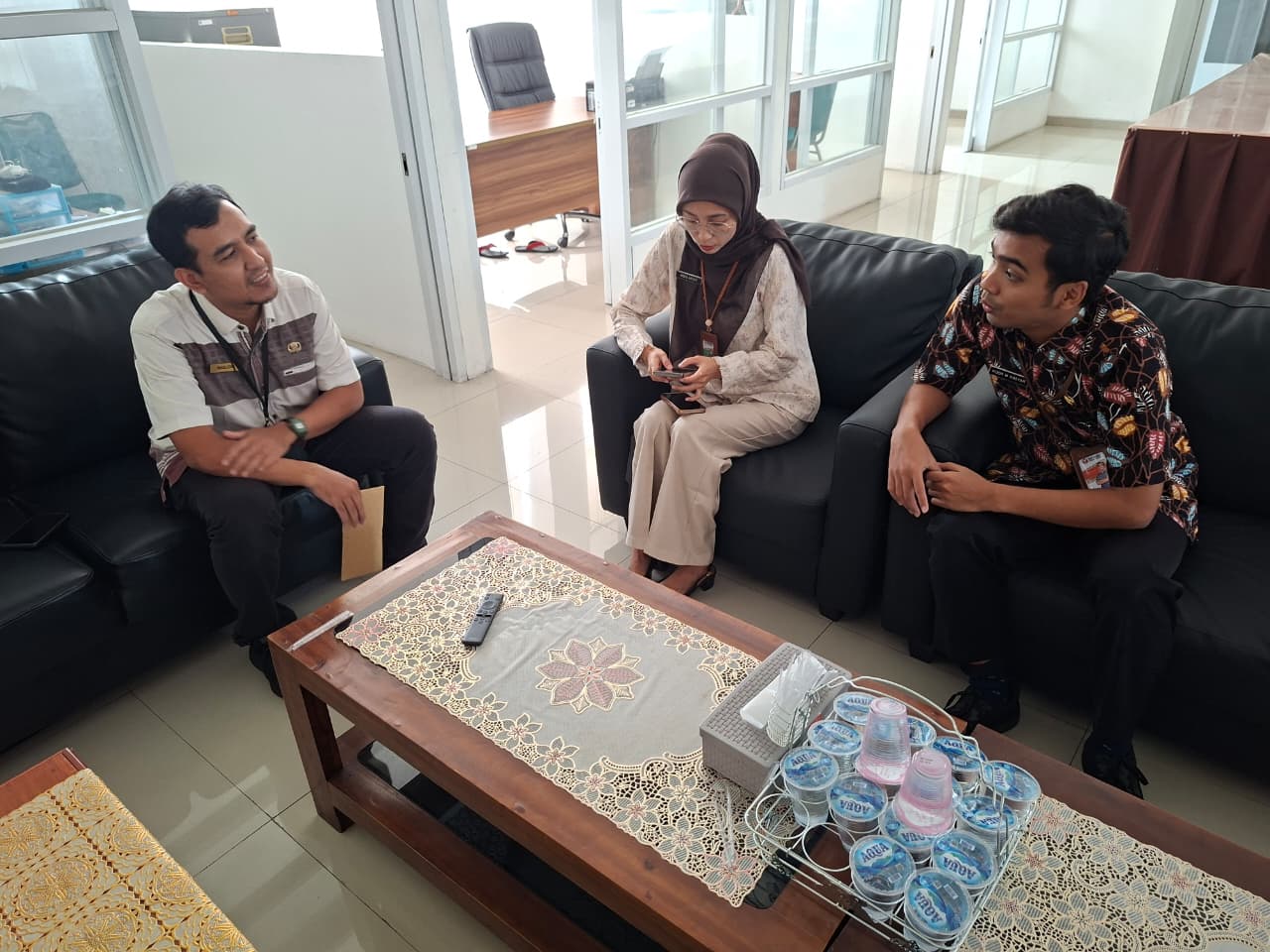 Tim Bawaslu Kabupaten Semarang saat berkoordinasi dengan KPU Kabupaten Semarang terkait pengawasan Pemutakhiran Data Pemilih Berkelanjutan Triwulan IV di Kantor KPU Kabupaten Semarang, (29/10/26)