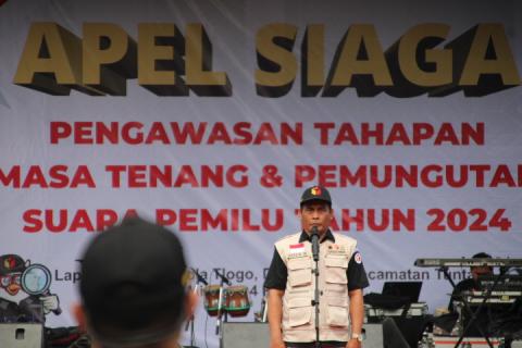 Ketua Bawaslu Kabupaten Semarang, Agus Riyanto bertindak sebagai pembina apel siaga