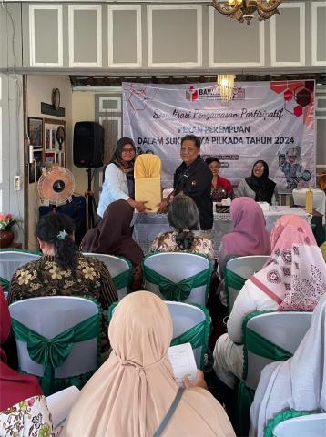 Foto pembagian hadiah kuis untuk peserta 