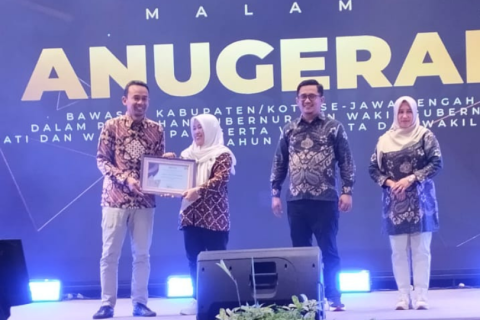 Fithriyah menerima penghargaan