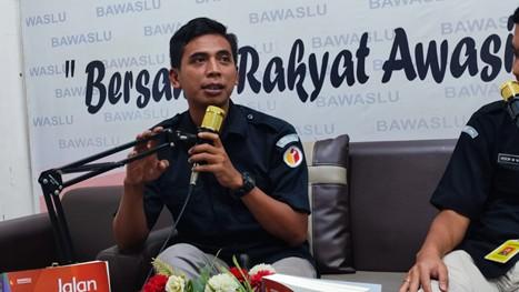 Koordinator Divisi Pencegahan, Parmas dan Humas Bawaslu Kabupaten Semarang, Muharom Al Rosyid dalam kegiatan Podcast Ngabuburit Pengawasan Mutarlih pada Pemilu Tahun 2024 di Kabupaten Semarang.