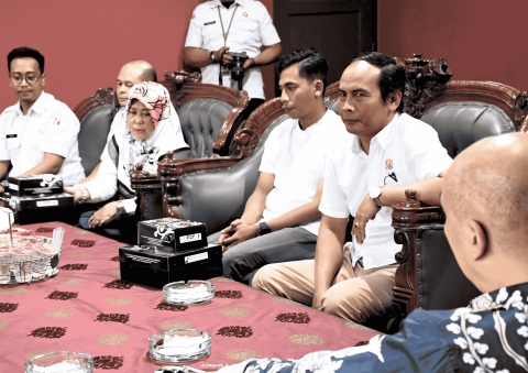 Agus Riyanto (dua dari kanan)