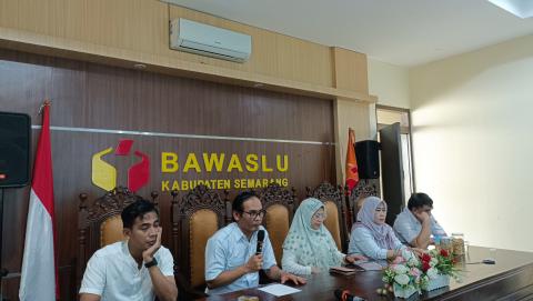 Ketua Bawaslu Kabupaten Semarang Agus Riyanto (dua dari kiri) dalam kegiatan review kehumasan dan tindak lanjut publikasi Bawaslu Kabupaten Semarang