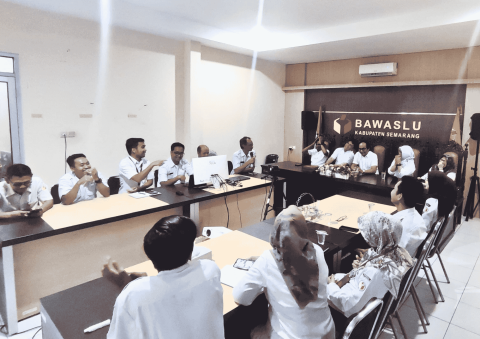 Suasana rapat internal Bawaslu Kabupaten Semarang