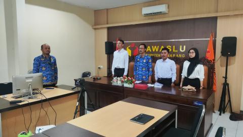 Mengikuti kegiatan rapat penerimaan dan pengarahan Calon Pegawai Negeri Sipil (CPNS) Bawaslu RI yang dilaksanakan secara daring melalui Zoom Meeting