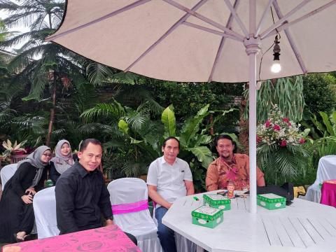 Agus Riyanto (dua dari kanan)