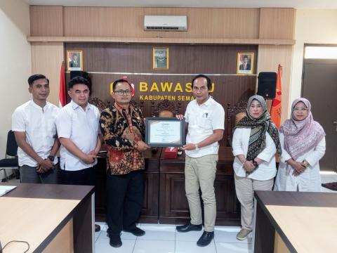 Penyerahan sertifikat narasumber dalam kegiatan Rabu Smart, Rabu 16 Juli 2025