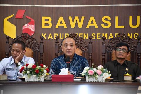 Ketua DPRD Kabupaten Semarang, Bondan Marutohening (tengah) dalam kegiatan Kunjungan Kerja di Bawaslu Kabupaten Semarang, Senin 21 Juli 2025