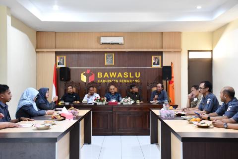 Ketua Bawaslu Kabupaten Semarang memaparkan program kerja Bawaslu Kabupaten Semarang Tahun 2025