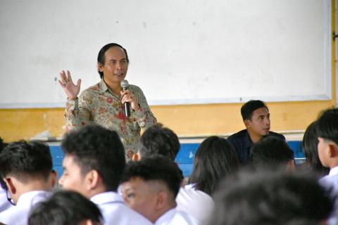 Ketua Bawaslu Kabupaten Semarang, Agus Riyanto dalam kegiatan Bawaslu Goes to School di SMA N 1 Ungaran, Selasa 12 Agustus 2025