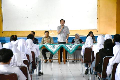 Wakil Kepala Sekolah SMA N 1 Ungaran, Hedy dalam sambutannya di Bawaslu Goes to School, Selasa 12 Agustus 2025