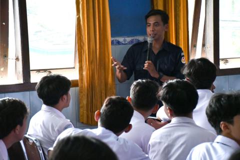 Anggota Bawaslu Kabupaten Semarang, Muharom Al Rosyid dalam kegiatan Bawaslu Goes to Campus di SMA N 1 Ungaran, Selasa 12 Agustus 2025