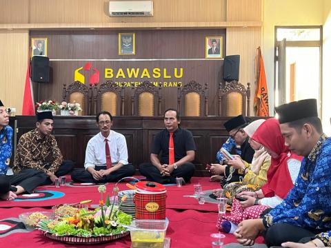 Ketua Bawaslu Kabupaten Semarang, Agus Riyanto (kemeja hitam) dalam kegiatan tasyakuran di Aula Bawaslu Kabupaten Semarang, Minggu 17 Agustus 2025