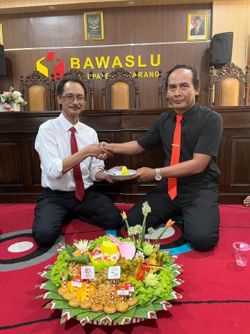 Penyerahan Simbolis Kegiatan Tasyakuran di Bawaslu Kabupaten Semarang