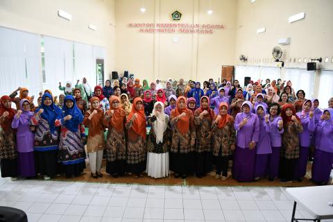 Ummi Nu’amah berfoto bersama Gabungan Organisasi Wanita Kabupaten Semarang.