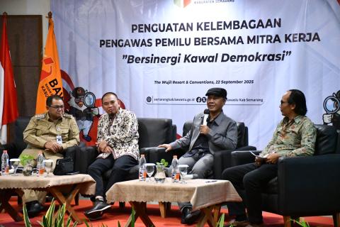 Anggota Komisi II DPR RI, Fauzan Khalid (Jas Abu-Abu) dalam Kegiatan Penguatan Kelembagaan Pengawas Pemilu Bersama Mitra Kerja di The Wujil Resort & Convention, Ungaran, Senin 22 September 2025