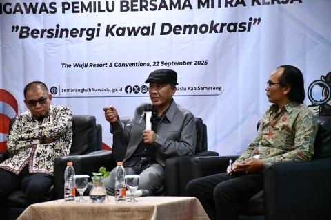 Anggota Komisi II DPR RI, Fauzan Khalid (tengah) dalam Kegiatan Penguatan Kelembagaan Pengawas Pemilu Bersama Mitra Kerja di The Wujil Resort & Convention, Ungaran, Senin 22 September 2025