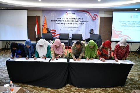 Proses penandatanganan nota kesepahaman antara Bawaslu Kabupaten Semarang dengan delapan organisasi perempuan tentang penguatan partisipasi dalam pengawasan pemilu.