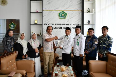 Prosesi penyerahan buku Bawaslu Kabupaten Semarang kepada Kepala Kemenag Kabupaten Semarang.