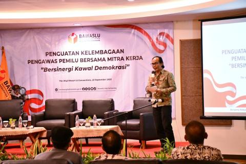 Ketua Bawaslu Kabupaten Semarang, Agus Riyanto yang sekaligus menjadi moderator kegiatan Penguatan Kelembagaan Pengawas Pemilu Bersama Mitra Kerja, Senin 22 September 2025