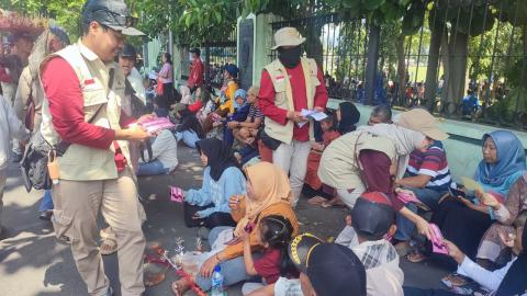 Bawaslu Kabupaten Semarang membagikan selebaran brosur dan stiker kepada masyarakat