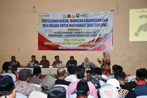 Anggota Bawaslu Kabupaten Semarang, Fithriyah (berdiri) dalam kegiatan pembinaan Desa Anti Politik Uang di Desa Doplang, Bawen, Selasa 2 September 2025