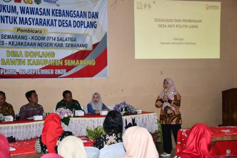 Anggota Bawaslu Kabupaten Semarang, Fithriyah dalam kegiatan Sosialisasi dan Pembinaan Desa Anti Politik Uang di Desa Doplang, Kecamatan Bawen, Kabupaten Semarang, Selasa 2 September 2025