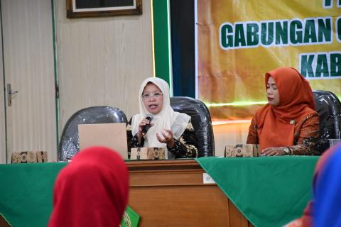 Ummi Nu’amah (dari kiri) menegaskan bahwa perempuan adalah kunci dalam paparan materinya.