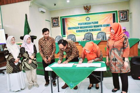 Ketua Bawaslu Kabupaten Semarang dan Ketua Gabungan Organisasi Wanita (GOW) Kabupaten Semarang menandatangani Nota Kesepahaman (MoU) sebagai awal kerja sama pengawasan partisipatif pemilu.