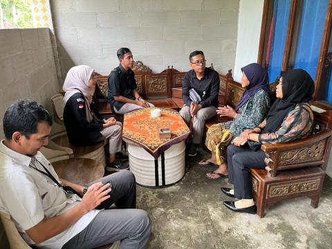 Anggota Bawaslu Kabupaten Semarang Muharom Al Rosyid (tiga dari kiri) melakukan pengawasan Coklit Terbatas (Coktas) dengan kategori pemilih berusia di atas 100 tahun di Desa Tegalwaton, Kecamatan Tengaran.