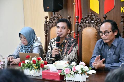 Koordinator Divisi Pencegahan, Parmas dan Humas, Muharom Al Rosyid (tengah) dalam kegiatan Rapat Koordinasi dengan Stakeholder Menjelang Pleno PDPB Triwulan III Tahun 2025