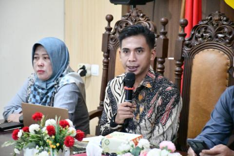Koordinator Divisi Pencegahan, Parmas dan Humas, Muharom Al Rosyid dalam kegiatan Rapat Koordinasi dengan Stakeholder Menjelang Pleno PDPB Triwulan III Tahun 2025