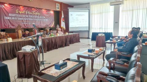 Ketua Bawaslu Kabupaten Semarang Agus Riyanto (kanan) menyampaikan beberapa hal dalam kegiatan Rapat Pleno Terbuka Penetapan DPB Triwulan III 2025, Kamis 2 Oktober 2025