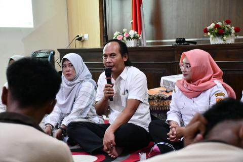 Ketua Bawaslu Kabupaten Semarang Agus Riyanto (tengah) dalam kegiatan Studi Visit SMK H Moenadi Ungaran ke Bawaslu Kabupaten Semarang, Rabu 8 Oktober 2025