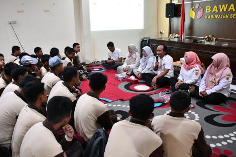 Ketua Bawaslu Kabupaten Semarang Agus Riyanto (pegang mic) dalam kegiatan Studi Visit SMK H Moenadi Ungaran ke Bawaslu Kabupaten Semarang, Rabu 8 Oktober 2025