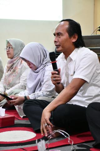 Ketua Bawaslu Kabupaten Semarang Agus Riyanto (kanan) dalam kegiatan Studi Visit SMK H Moenadi Ungaran ke Bawaslu Kabupaten Semarang, Rabu 8 Oktober 2025