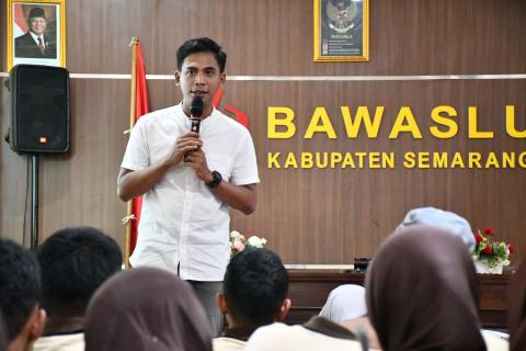 Koordinator Divisi Pencegahan, Parmas dan Humas Muharom Al Rosyid (berdiri) berbicara dalam kegiatan studi visit SMK H Moenadi Ungaran, Rabu 8 Oktober 2025