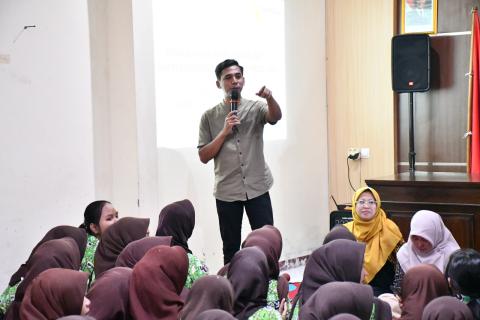 Koordinator Divisi Pencegahan, Parmas dan Humas Bawaslu Kabupaten Semarang Muharom Al Rosyid (berdiri) dalam kegiatan studi visit SMK H.Moenadi Ungaran, Kamis 9 Oktober 2025