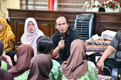 Ketua Bawaslu Kabupaten Semarang Agus Riyanto (baju hitam) dalam sambutan kegiatan studi visit SMK H.Moenadi Ungaran, Kamis 9 Oktober 2025