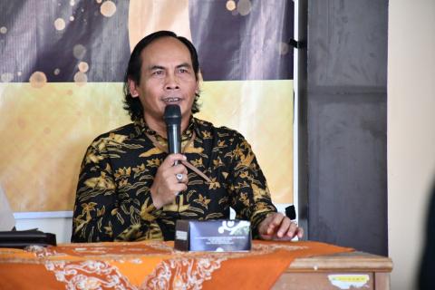 Ketua Bawaslu Kabupaten Semarang dalam kegiatan penandatanganan MoU Bawaslu Kabupaten Semarang dengan SMK H.Moenadi Ungaran, Kamis 16 Oktober 2025