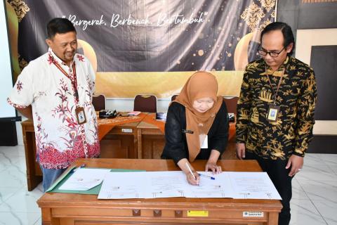 Proses penandatanganan MoU antara Bawaslu Kabupaten Semarang - SMK H.Moenadi Ungaran - KPU Kabupaten Semarang, Kamis 16 Oktober 2025