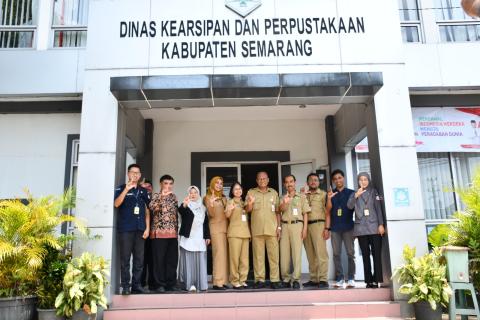 Foto bersama antara Bawaslu Kabupaten Semarang - Dinas Arpus Kabupaten Semarang dengan slogan "Salam Literasi", Selasa 21 Oktober 2025