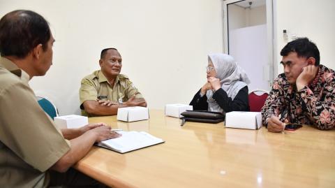 Kepala Dinas Kearsipan dan Perpustakaan (Arpus) Kabupaten Semarang, Heru Cahyono (dua dari kiri) menerima audiensi Bawaslu Kabupaten Semarang, Selasa 21 Oktober 2025