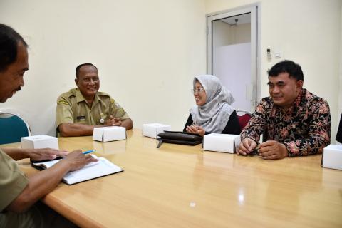 Koordinator Divisi Hukum dan Penyelesaian Sengketa Bawaslu Kabupaten Semarang, Ummi Nu'amah (kerudung abu-abu) dalam penyampaian maksud kegiatan audiensi di Dinas Arpus, Selasa 21 Oktober 2025