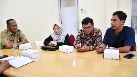 Koordinator Divisi Pencegahan, Parmas dan Humas Bawaslu Kabupaten Semarang, Muharom Al Rosyid (kanan) dalam penyampaian audiensi dengan Dinas Arpus Kabupaten Semarang, Selasa 21 oktober 2025