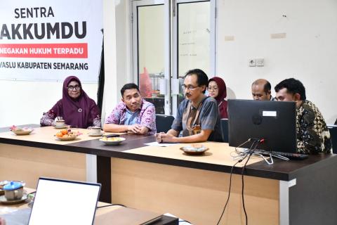 Kepala Sekretariat Bawaslu Kabupaten Semarang, Marjiono (dua dari kanan) dalam kegiatan penerimaan kunjungan kerja Bawaslu Republik Indonesia, Jumat, 24 OKtober 2025