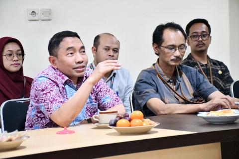 Kepala Biro Keuangan dan BMN Bawaslu RI, Pakerti Luhur (kemeja ungu) dalam kunjungan kerja ke Bawaslu Kabupaten Semarang, Jumat 24 Oktober 2025