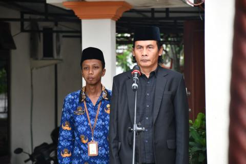 Ketua Bawaslu Kabupaten Semarang Agus Riyanto (kanan) bertindak sebagai pembina upacara peringatan Hari Sumpah Pemuda ke-97 Tahun 2025 di halaman kantor Bawaslu Kabupaten Semarang.