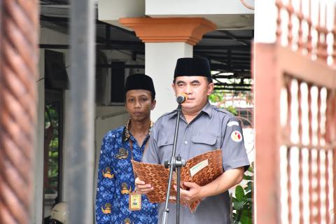 Anggota Bawaslu Kabupaten Semarang, Nurkus Budiyantomo bertindak sebagai pembina dalam upacara peringatan Hari Pahlawan di Kantor Bawaslu Kabupaten Semarang, Senin 10 November 2025